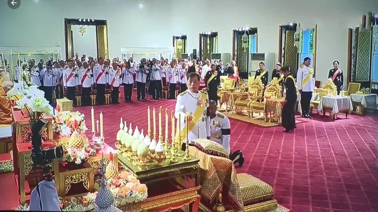 泰王为嫡长女守灵！这一刻他只是一个父亲，站在女儿的灵柩前点香祈福，仪式感满满，全