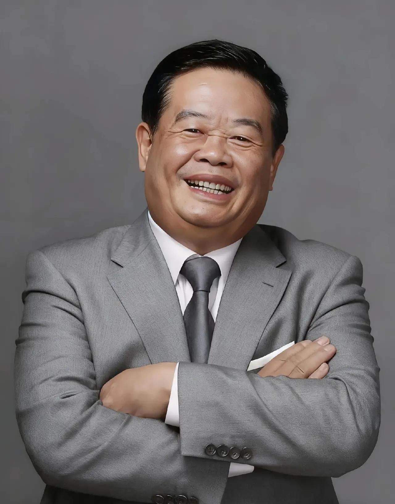 曹德旺有绝对权威，他儿子很怕他，不像宗馥莉，那么傲娇。曹德旺就是福耀的皇