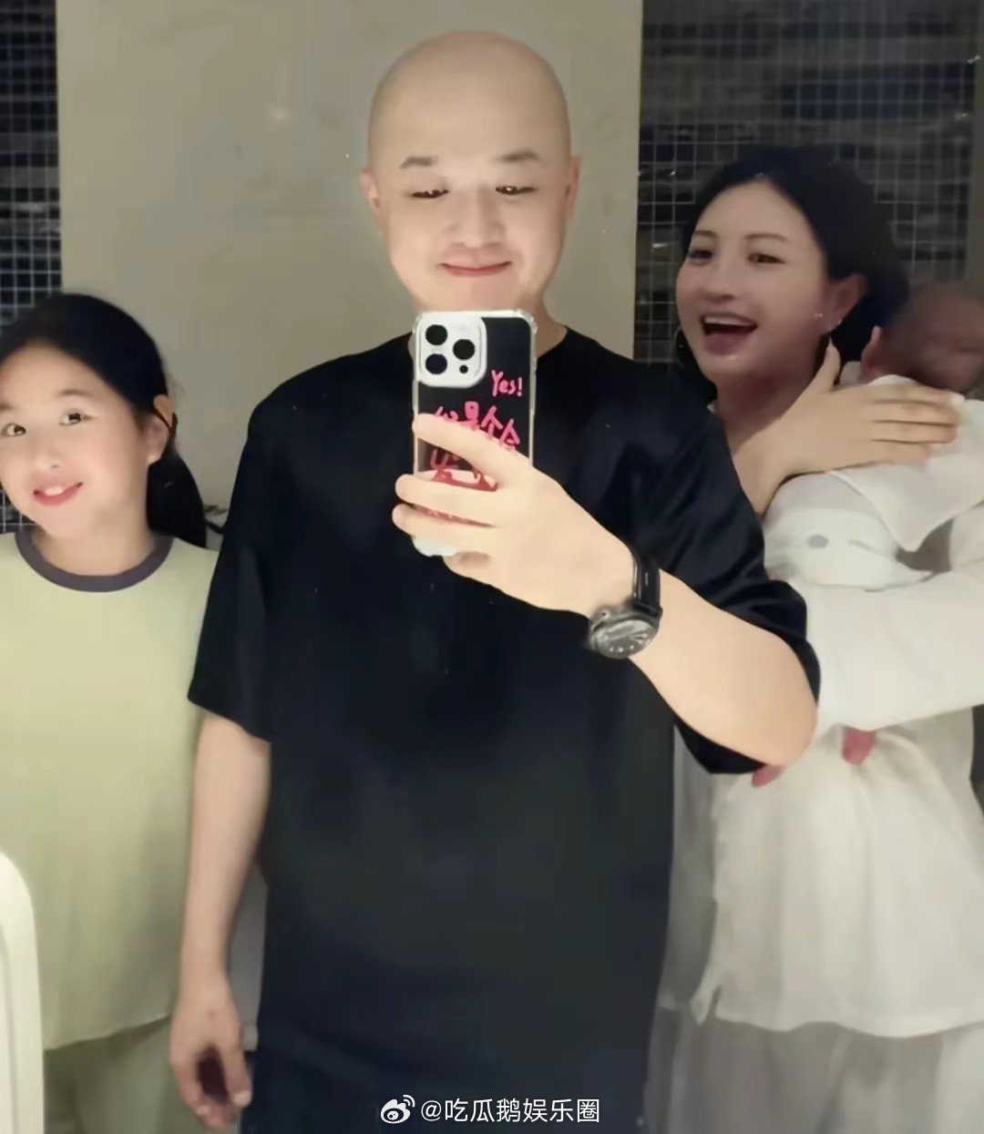 包贝尔老婆出月子回家，二胎儿子单独睡小床，婴儿房装了摄像头！​​​
