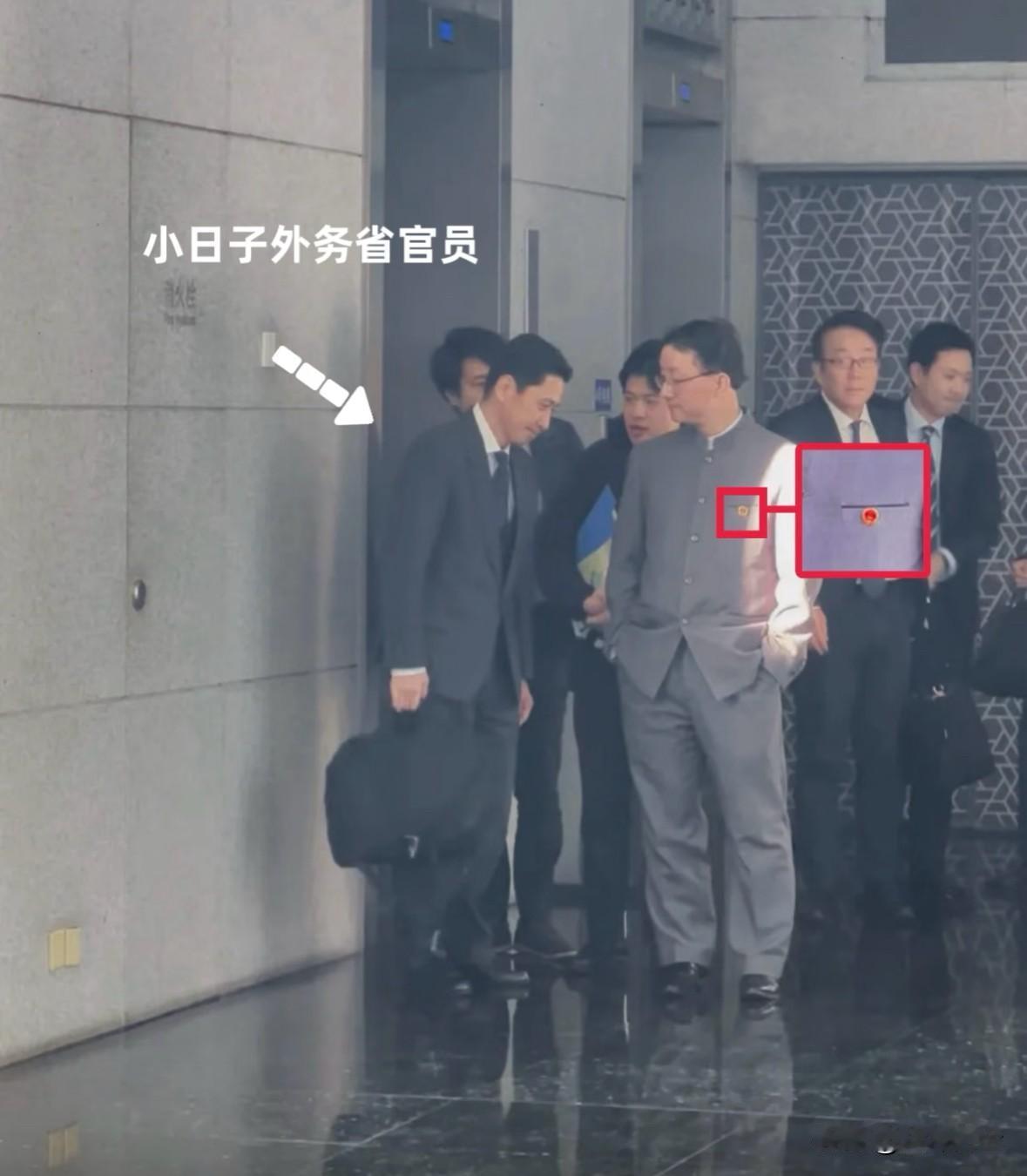 众所周知，双手插兜是在训斥，2025年11月18日外交部亚洲司司长刘劲松在与日方