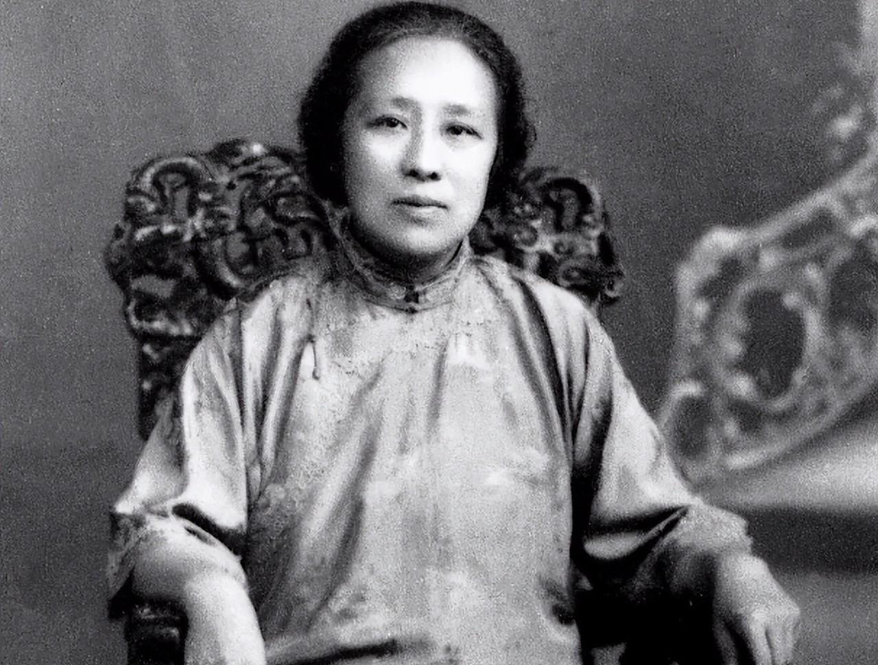 这个女人，蒋介石不敢动她，汪精卫见了绕道走。她一巴掌扇过汪精卫老婆，一句话骂得蒋
