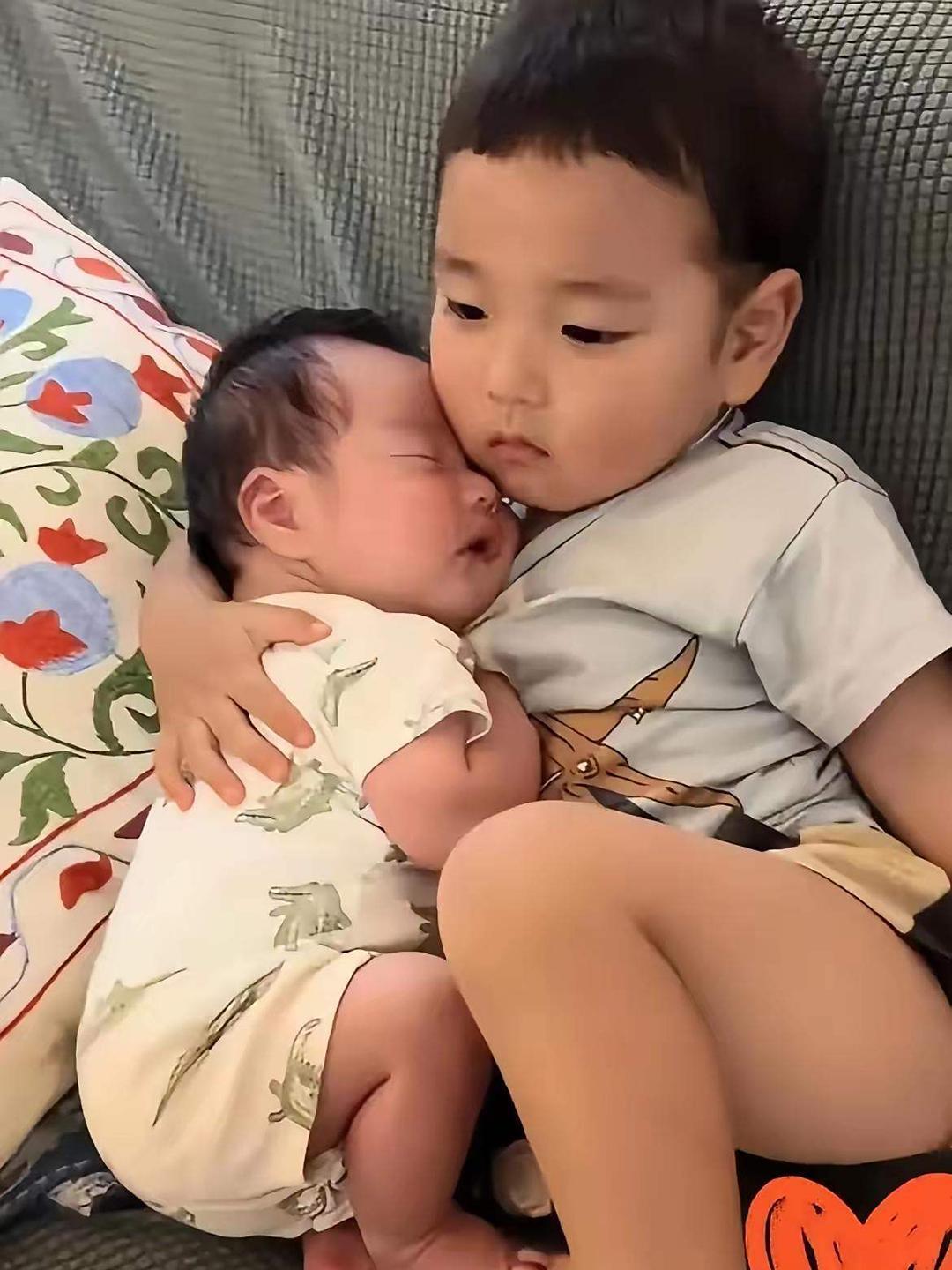 哥哥的担当：大儿子学哄弟弟，手足情深暖人心手足情深，哥哥是弟弟一生的仗势！趁