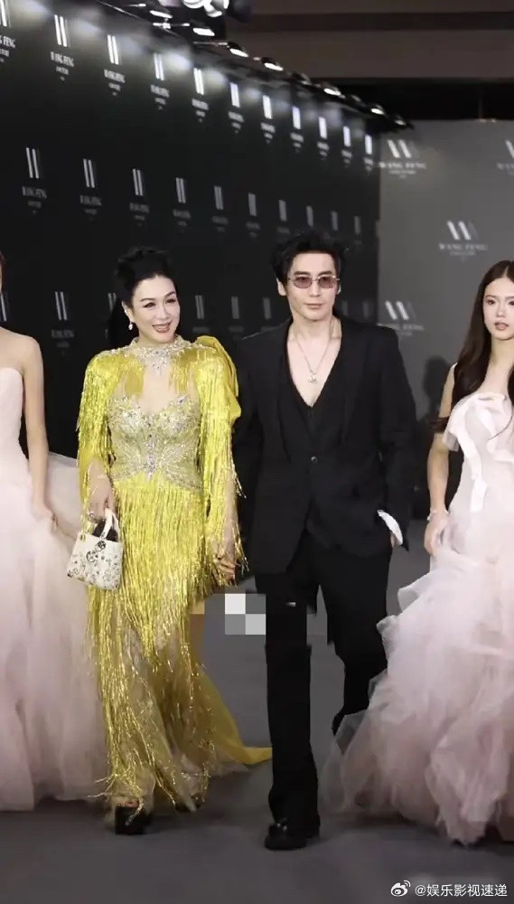 55岁，还敢这么穿？上海时装周，钟丽缇一身金黄深V礼服，腰臀比惊人。生图直出，