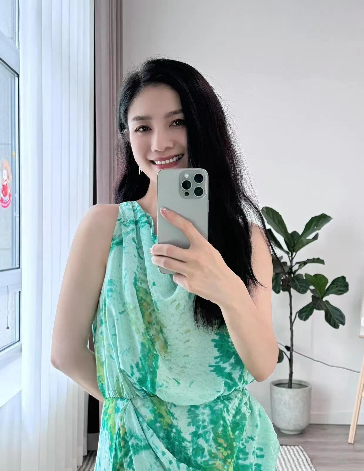 胡可这一身，直接把中年穿搭玩明白了✨谁懂啊！被胡可的绿色挂脖印花裙狠狠惊艳