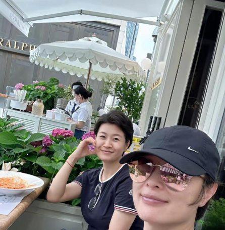 53岁的吴越晒出与焦俊艳、梁静、萨日娜等的聚会合影。全员素颜，对着镜头比心，