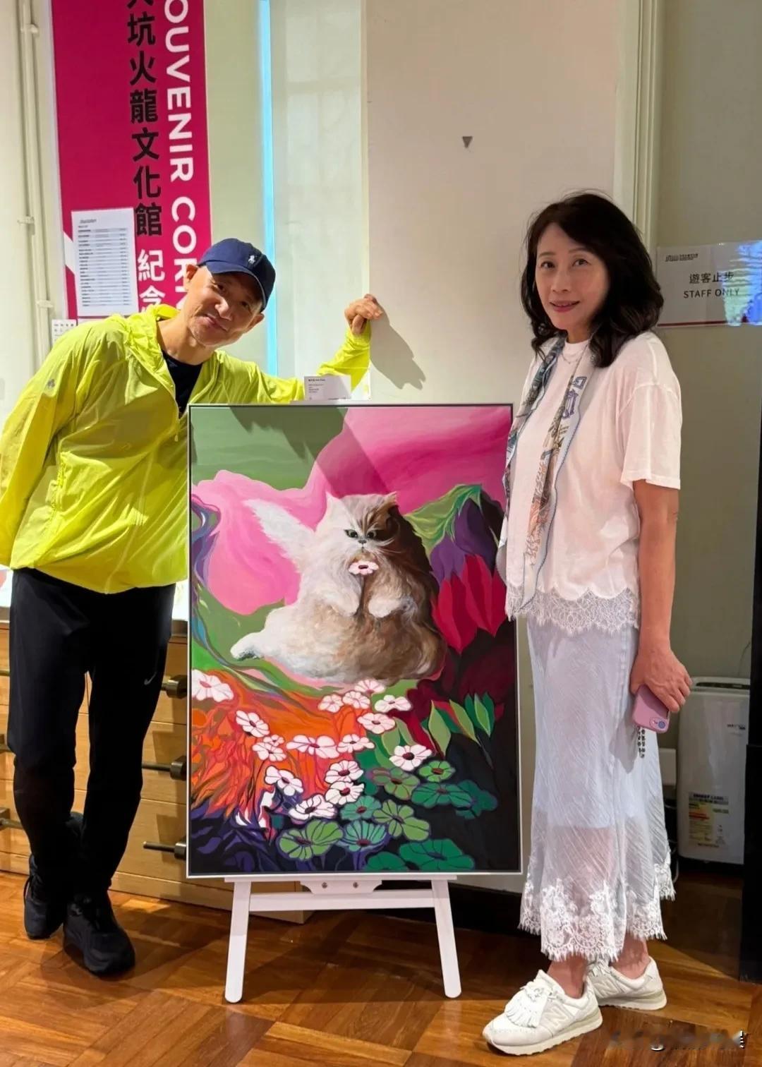 张学友现身香港铜锣湾看艺术展，65岁的他气质几乎没变啊！戴着棒球帽的他穿着一件