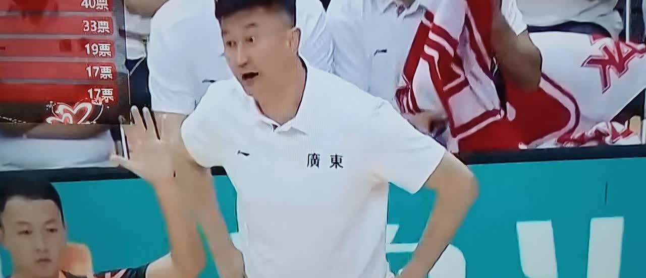 杜峰还真有意思，今年杜峰点子还真有点被，今晚杜峰带领广东男篮在四国精英邀请赛上，