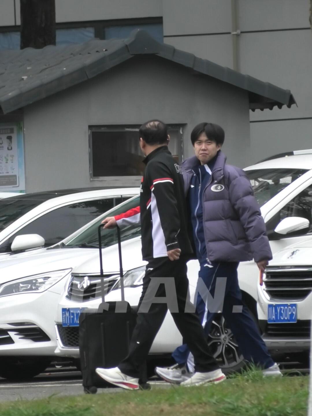 教练带着头哥去吃饭，这个主管教练看起来真的好，照顾的无微不至，行李箱头哥是不会拉