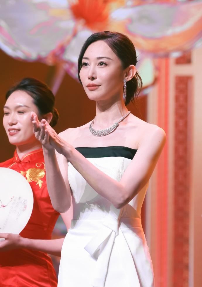 今天朱洁静在上海出席金梅花奖颁奖典礼，她这回穿了一件白色的抹胸裙，让她秀出了完美