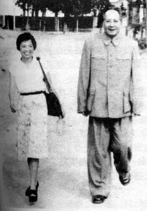 1959年，护士吴旭君对毛主席说：“主席，我大概不能在您身边工作了。”主席连问为