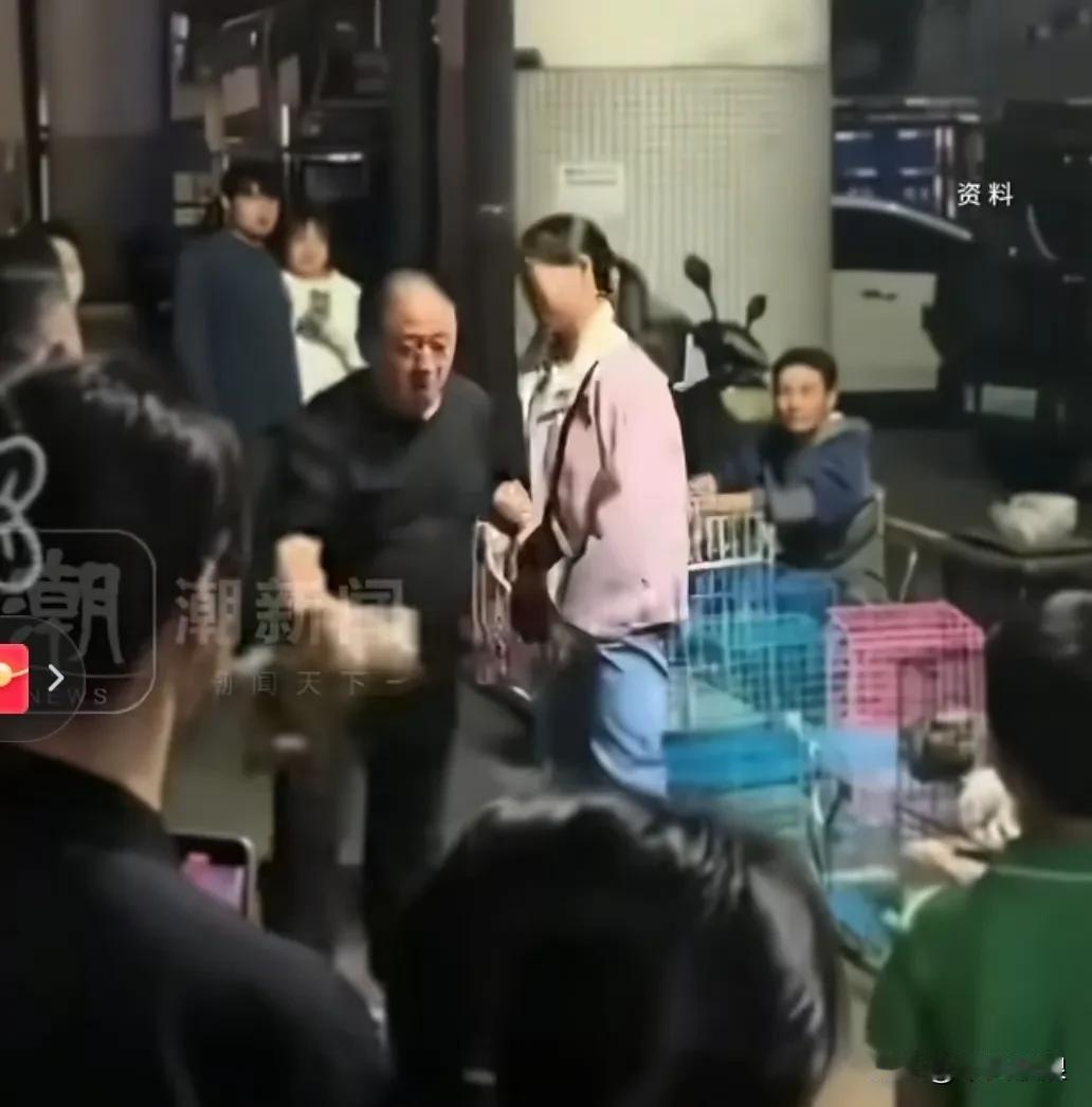 大叔在狗店里挑选了一只小狗，带回去养了几天后觉得不满意，又送回狗店向老板要求退货