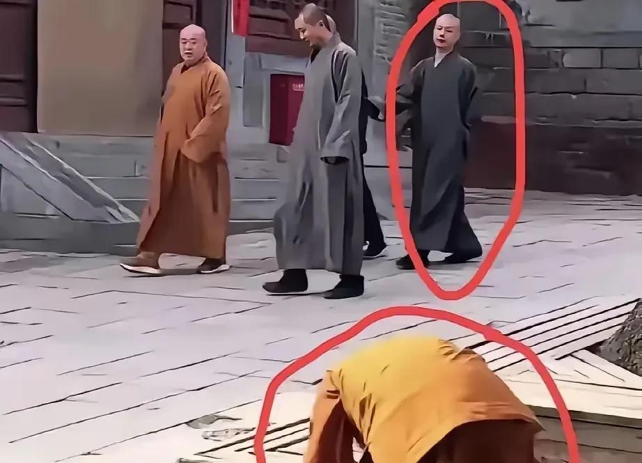 不管这位跪拜释永信的僧人出于什么原因都能表明释永信在寺里的地位，这样的地位谁敢监