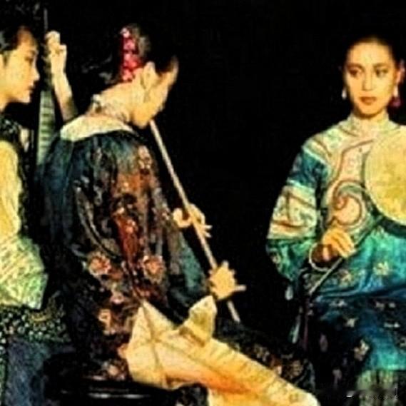清末民初八大胡同的有名妓女双凤、二姐、万人迷，三人并称清末九城名妓。双凤本出身