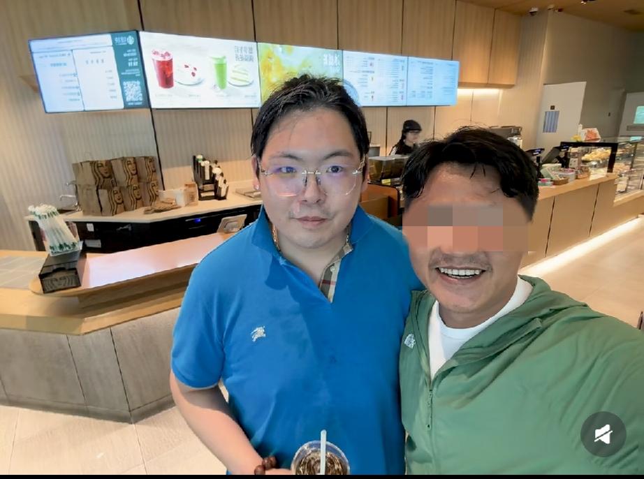 6月30日，向佑在深圳机场星巴克被偶遇，打扮好邋遢油腻，有白头发胡子多，有点傻傻