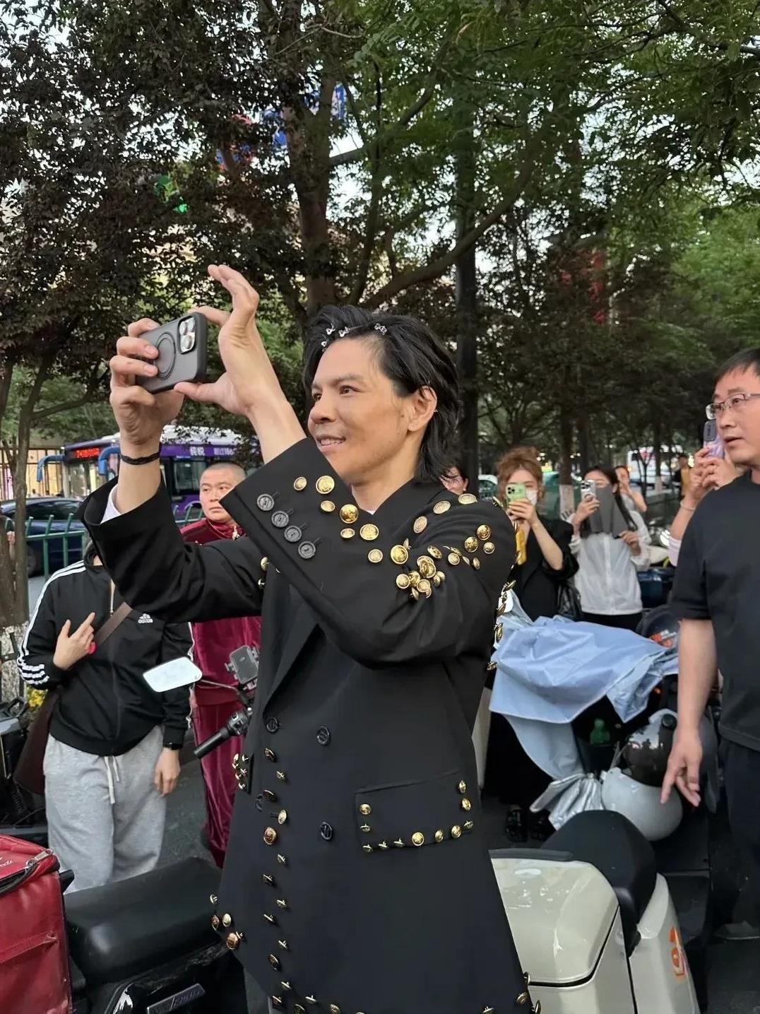 40岁的向佐在杭州街头被偶遇！他头上别着好几个小发夹，这穿搭风格属实有点迷。近
