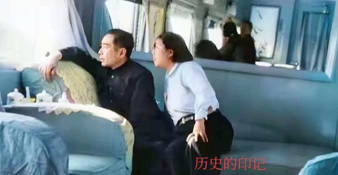 珍贵的一张照片。60年代初，周恩来邓颖超夫妇到南方视察工作乘坐火车时，留下的这