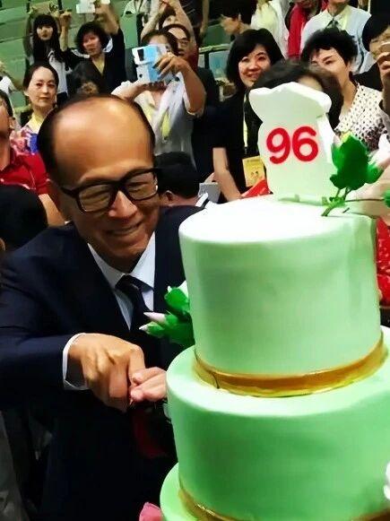 日赚1.67亿！98岁李嘉诚安静过生日，排场全无只吃家常饭.7月29日是李嘉