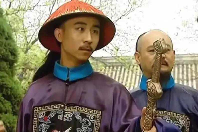 在1735年的一天，李卫站在雍正皇帝的棺椁前，泪流满面。新皇乾隆继位，对李卫施以特别的恩宠，赏赐他珍