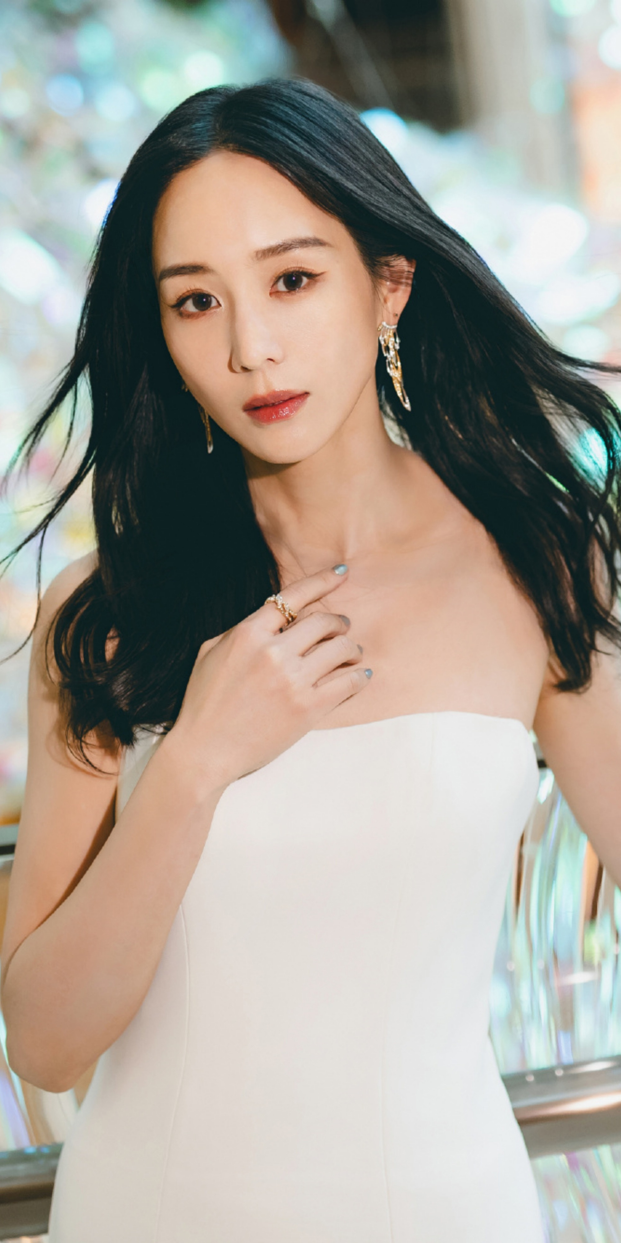 张钧甯优雅穿搭壁纸，抹胸白裙，定格静谧美好时刻。张钧甯