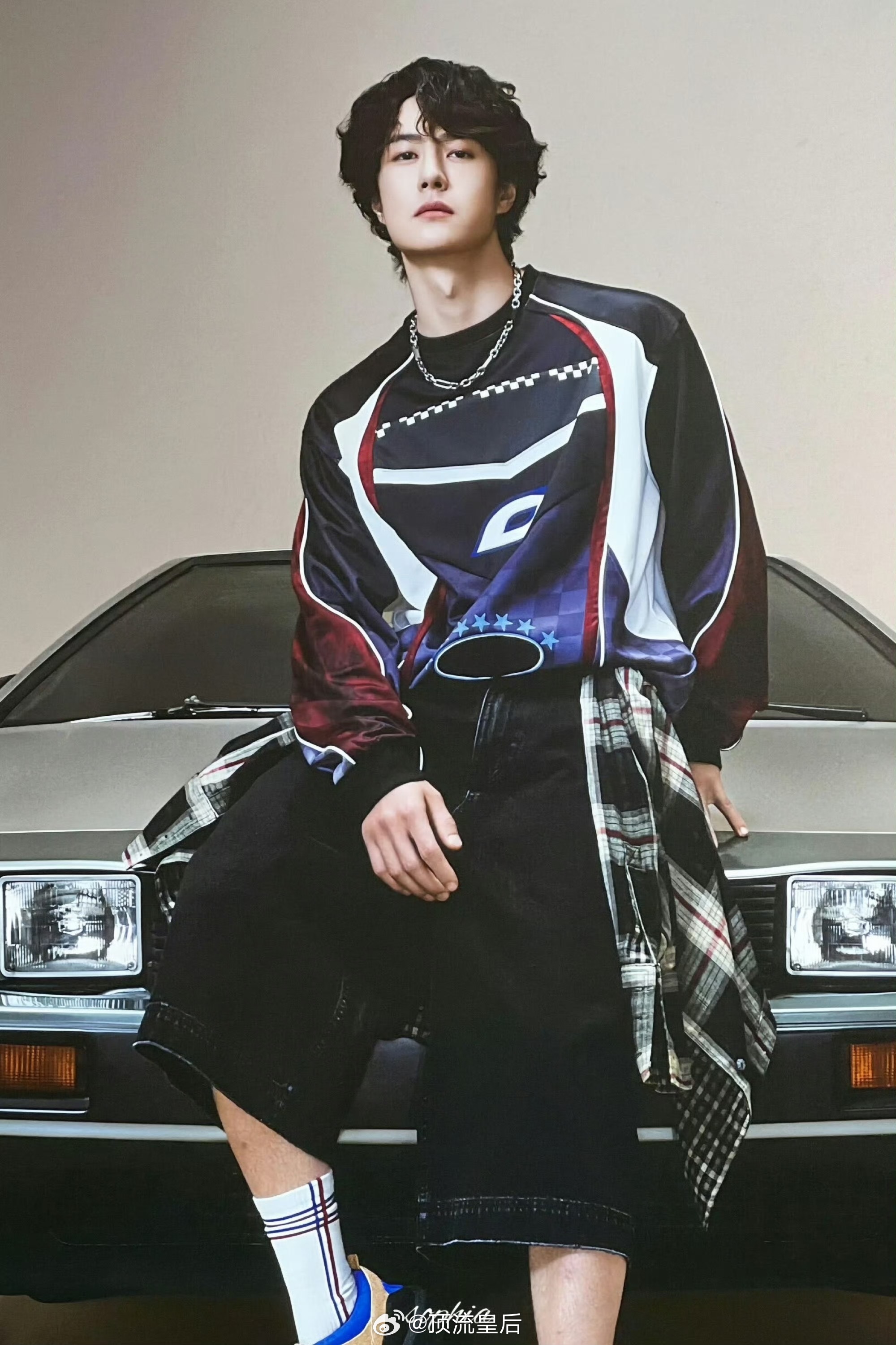 形象这样优越的代言人试问哪个品牌方不爱，王一博拍物料总出神图。