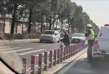 近日湖南长沙，一位司机随手拍下的一段视频，令无数网友感动。一位步履蹒跚的老人