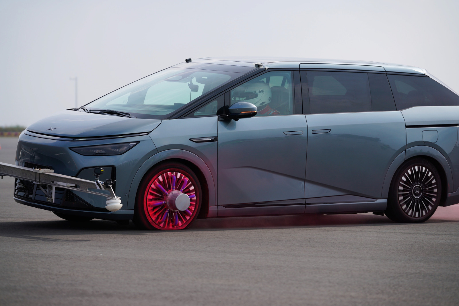 很明显电动车的安全性又被摆上了桌面，消费者逐渐发现安全绝不是靠发布会上叭叭二句，