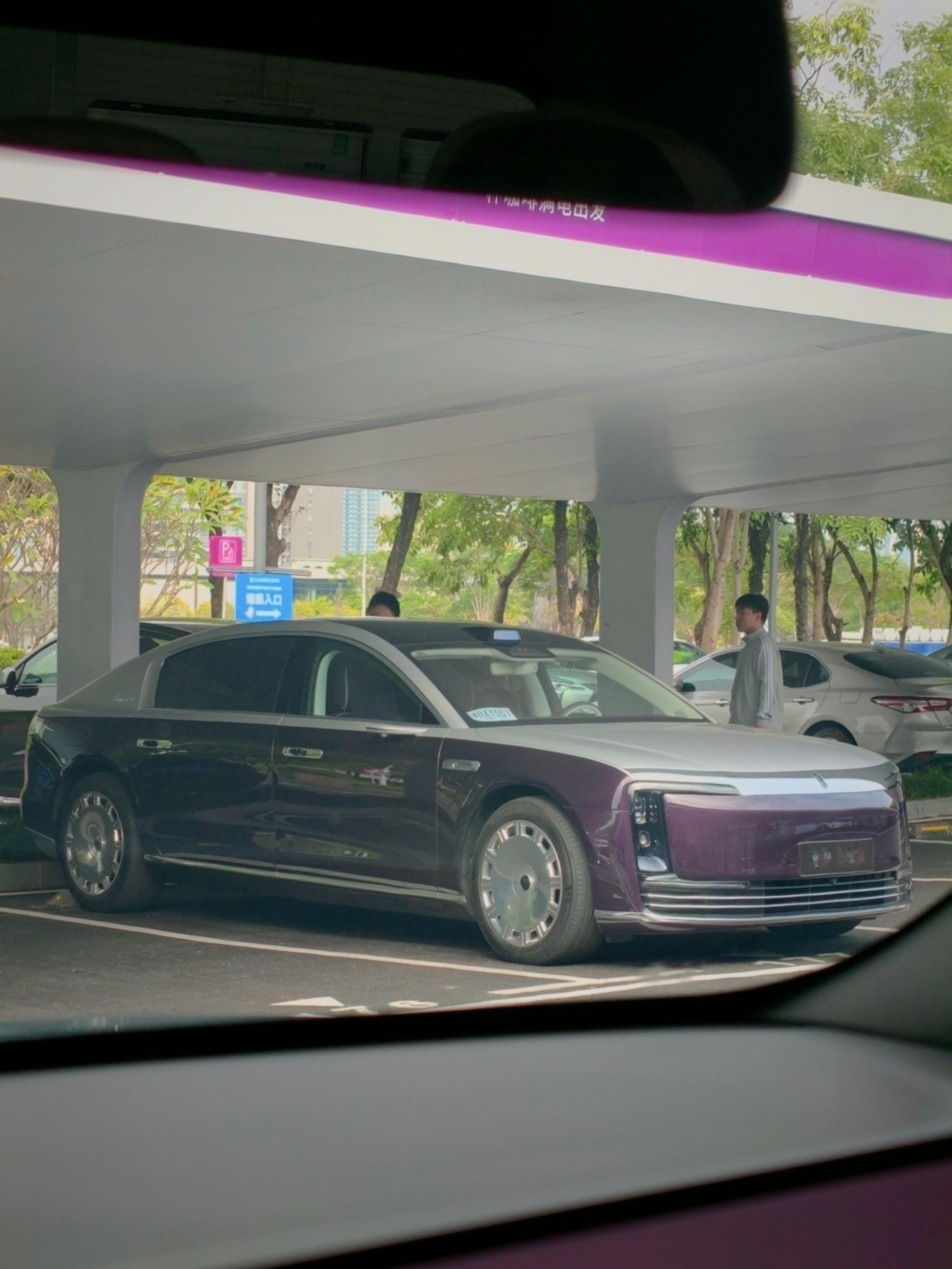 今天来充电站充个电，充电的时候我本来想午休，结果旁边M9车主和我聊了半天尊界的体
