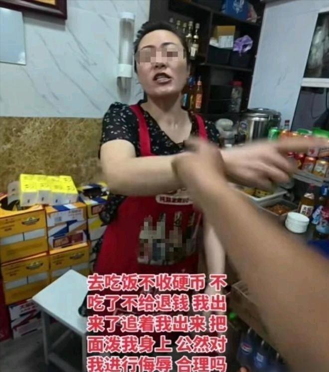 苏州这对面馆夫妻太嚣张了！顾客拿5块9零钱吃面被拒，老板娘竟端起滚烫面条泼人后背