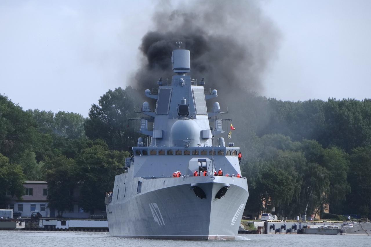 这是毛子最先进的军舰，排水量高达四千五百吨的盾舰，两套垂直发射系统，一套用于发射