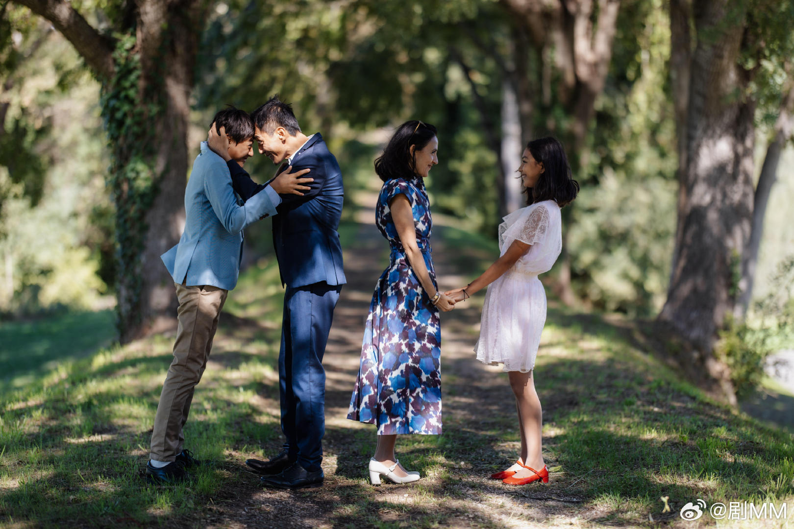 安娜晒全家福为刘烨庆生安娜晒照为刘烨庆生安娜晒全家福为刘烨庆生，诺一这颜值完全