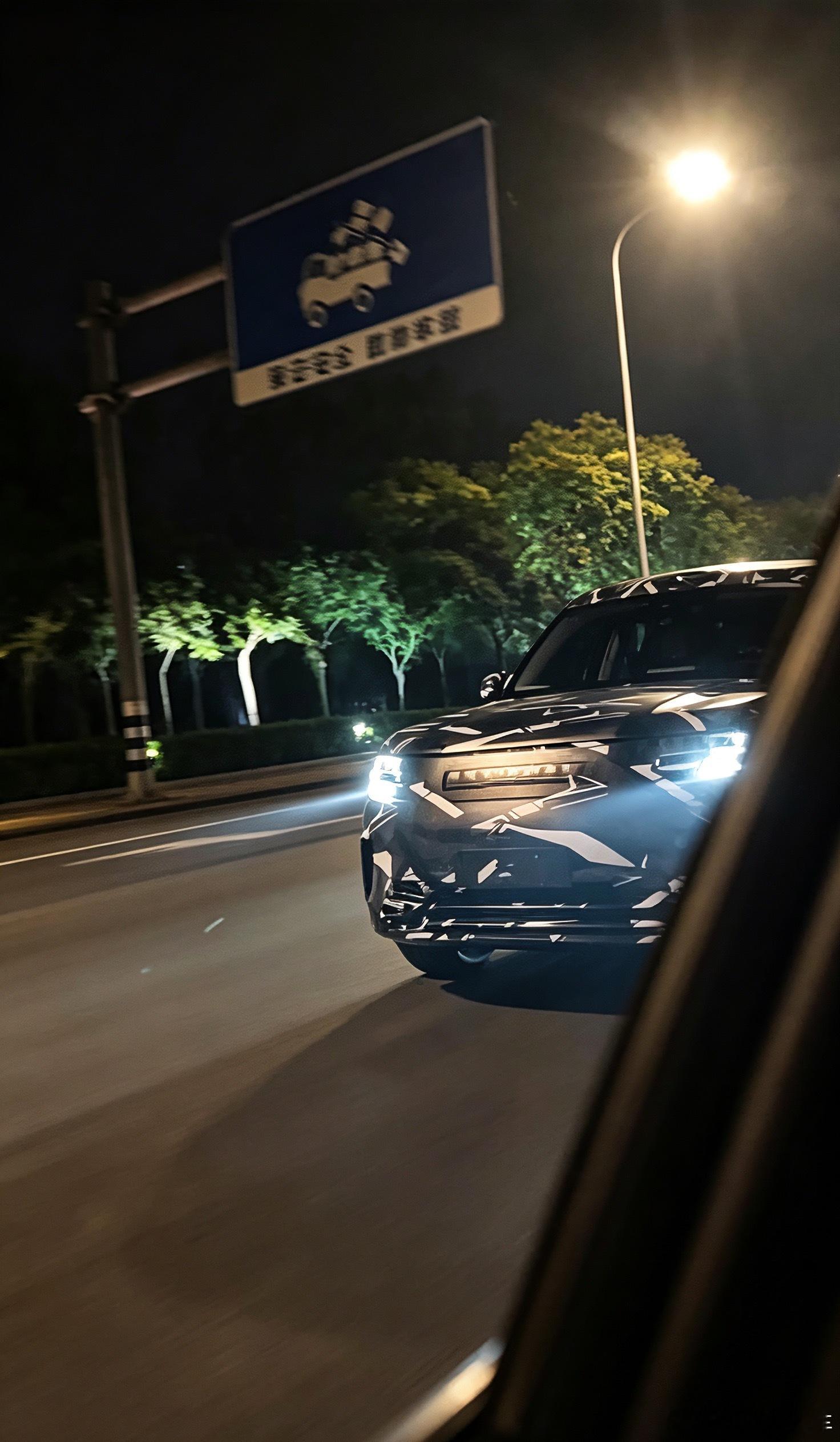 小米昆仑系列SUV最新路测照，这个车头轮廓就非常明显了，喜欢吗小米汽车小米昆仑小