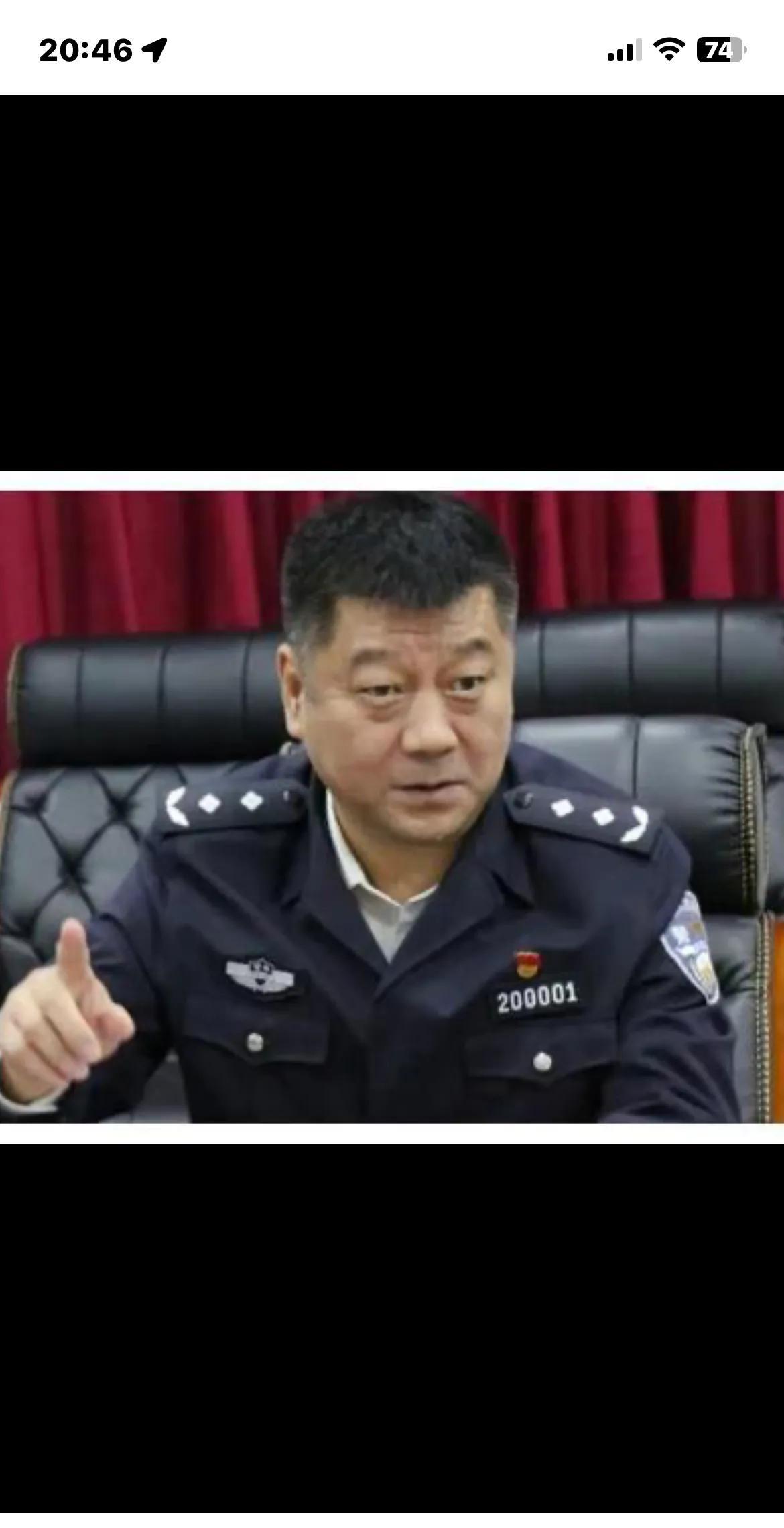 根据公安机关的现行规定，警监及以上高级警官在穿着执勤服时，内搭应为白色衬衫。1