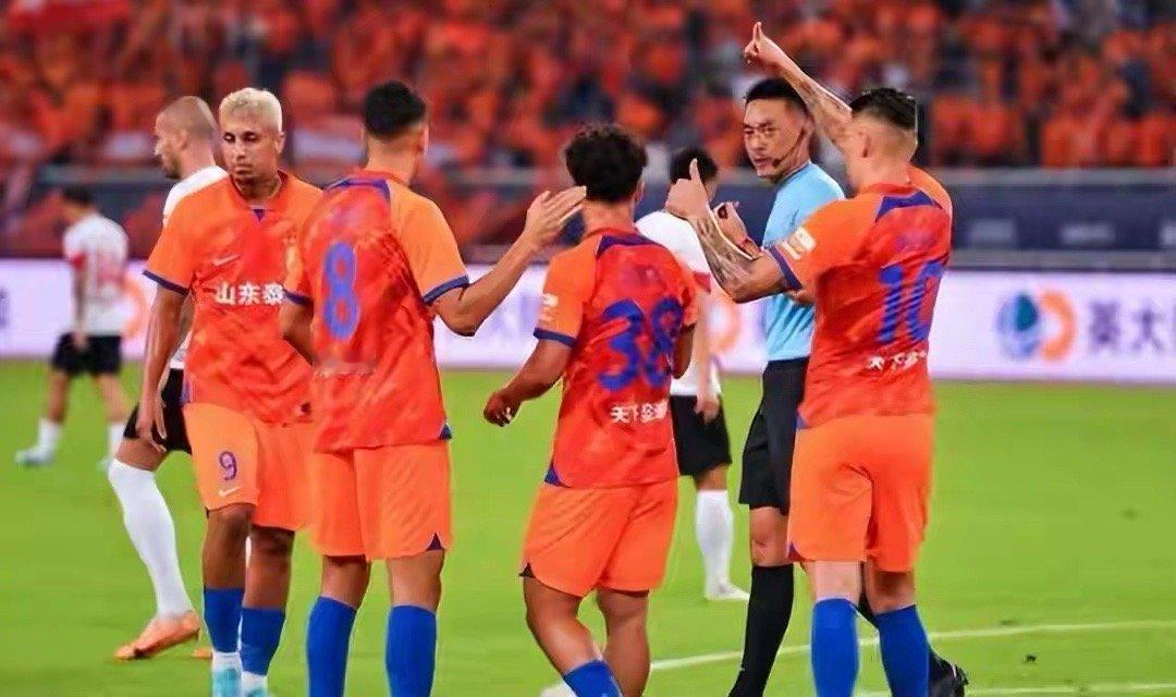 2026赛季中超开赛在即，山东泰山新帅韩鹏在赛季前完成阵容调整，甩掉三个高薪包袱