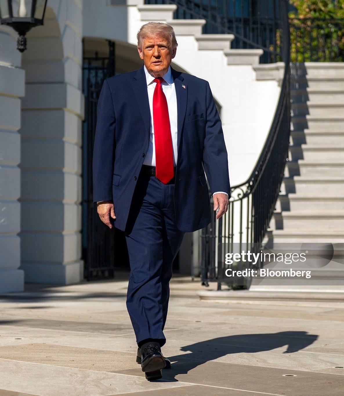 特朗普今天发文说：“对美国汽车工人和购车民众来说，今天是个大日子！我刚刚批准了新