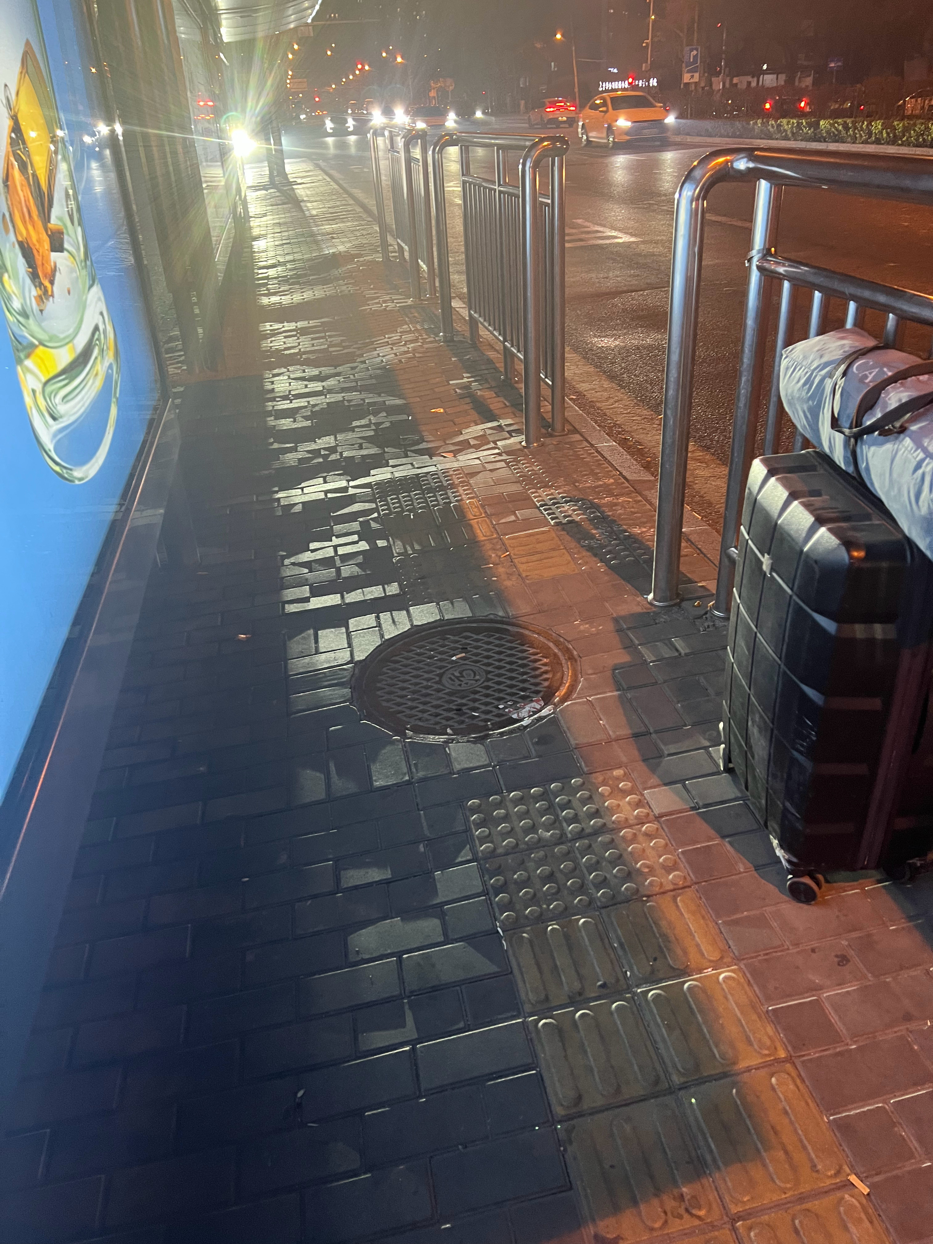 现在公交站就我一人好像有人把行李落下了