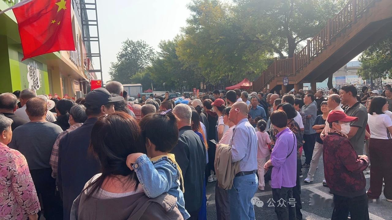 10月1日，山东滨州黄河四路渤海七路青春广场幸福楼超市开业，排队如潮。模式“本