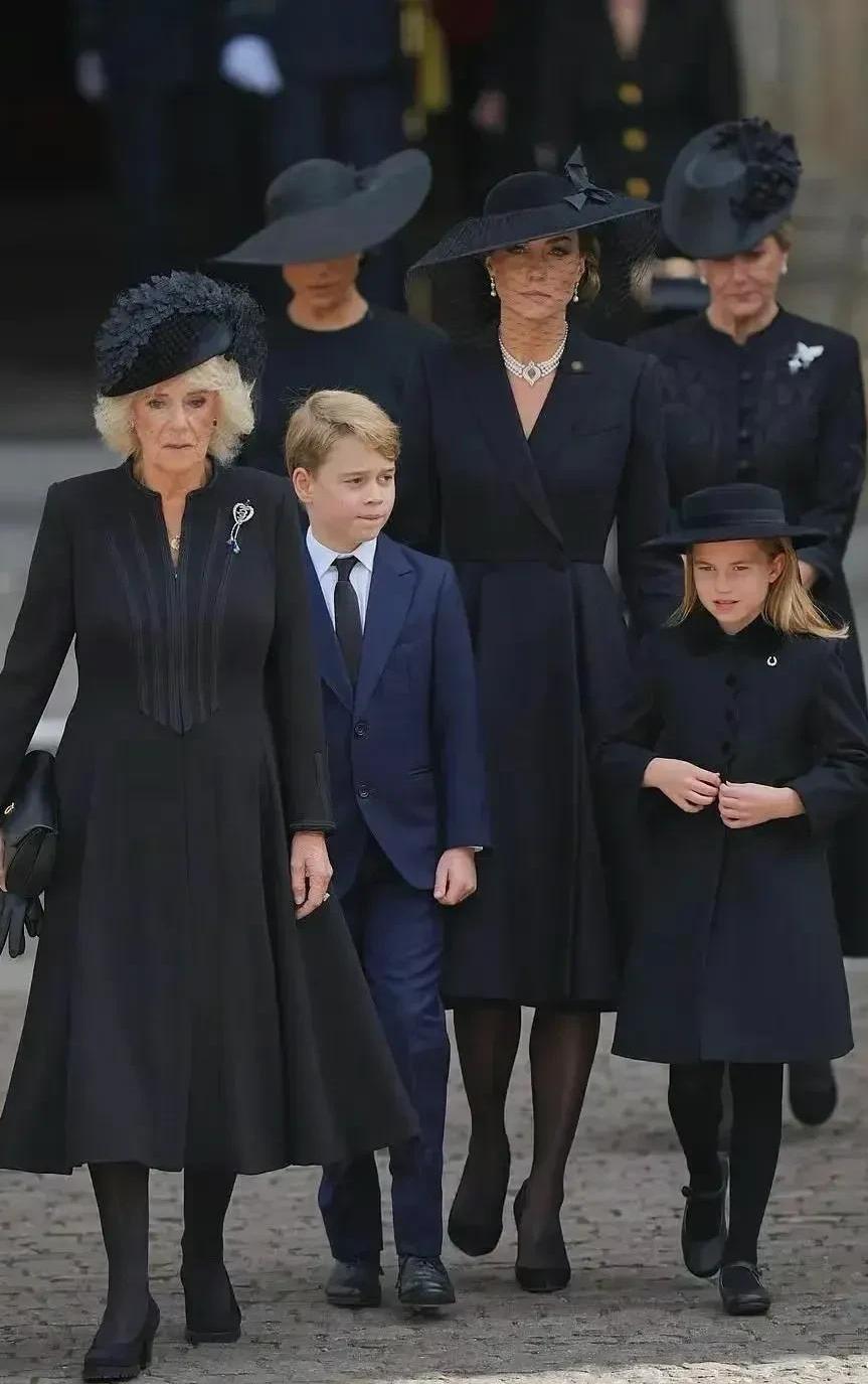 可悲的卡米拉，这一刻的她，还没有意识到自己的“劫”2022年，英女王去世，王室