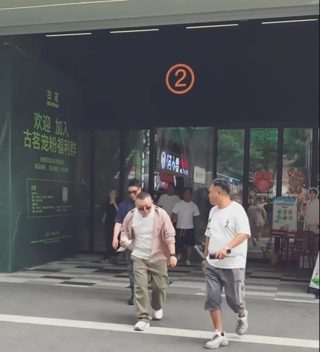 岳云现身常州，胖胖圆圆圆的个子不高！粉丝大喊小岳岳好帅，岳云鹏明明不帅，就是长的