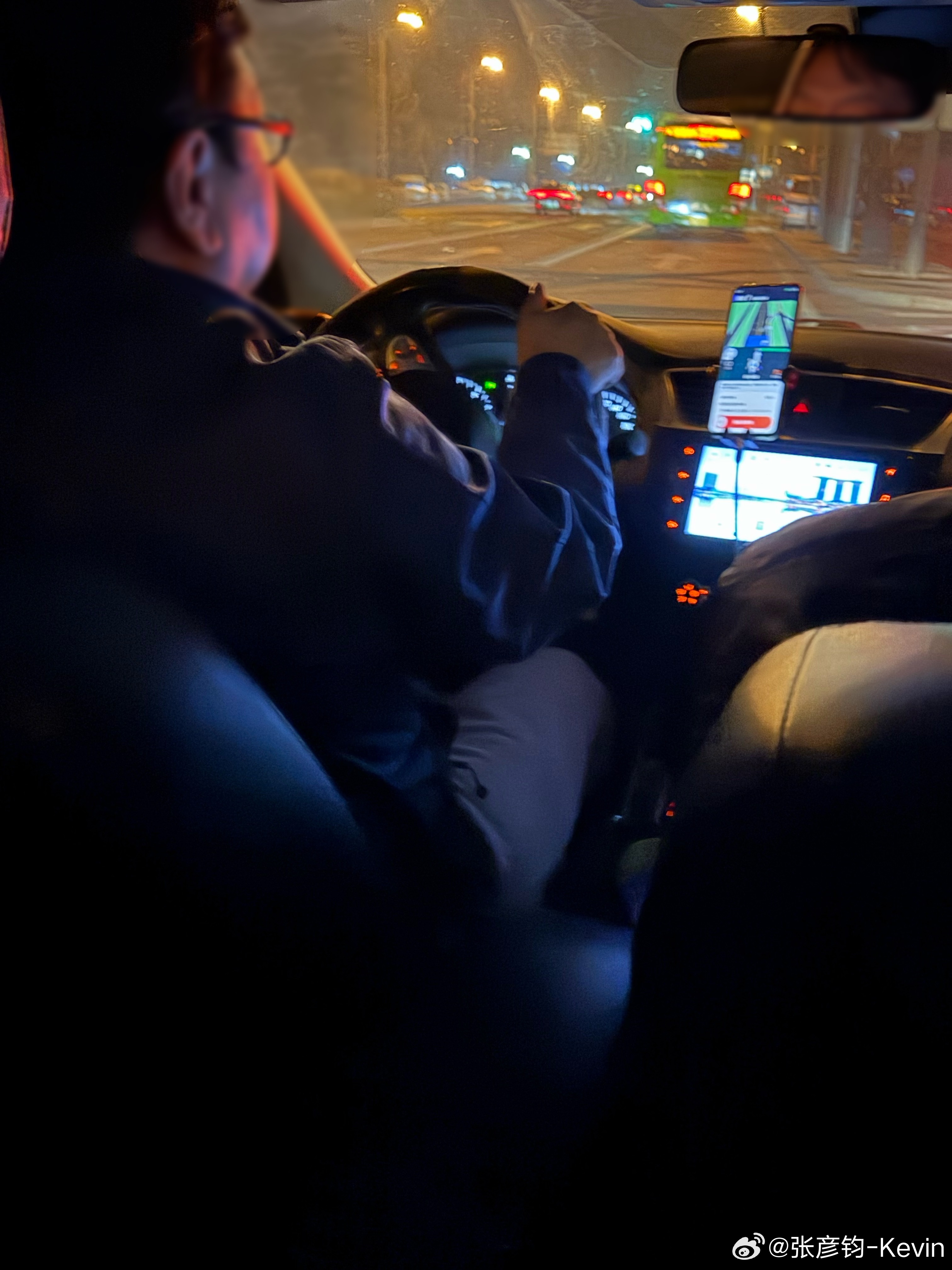 昨晚打了个老轩逸，1.6自吸，只有90kW那种，大哥开的又快又顺，红绿灯第一个出