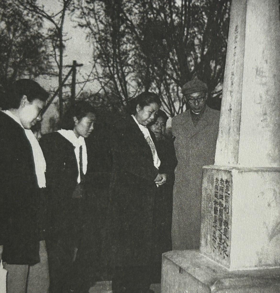 1960年4月13日，在陶然亭公园内高君宇、石评梅墓碑前，左起：林玉华、周秉德、