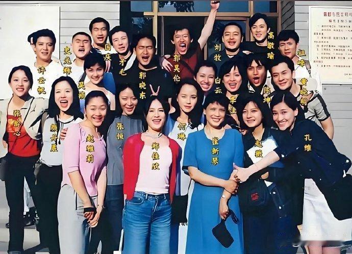 黄晓明读书时期颜值太能打，放在班里妥妥的颜值天花板，样貌出众无人能比。