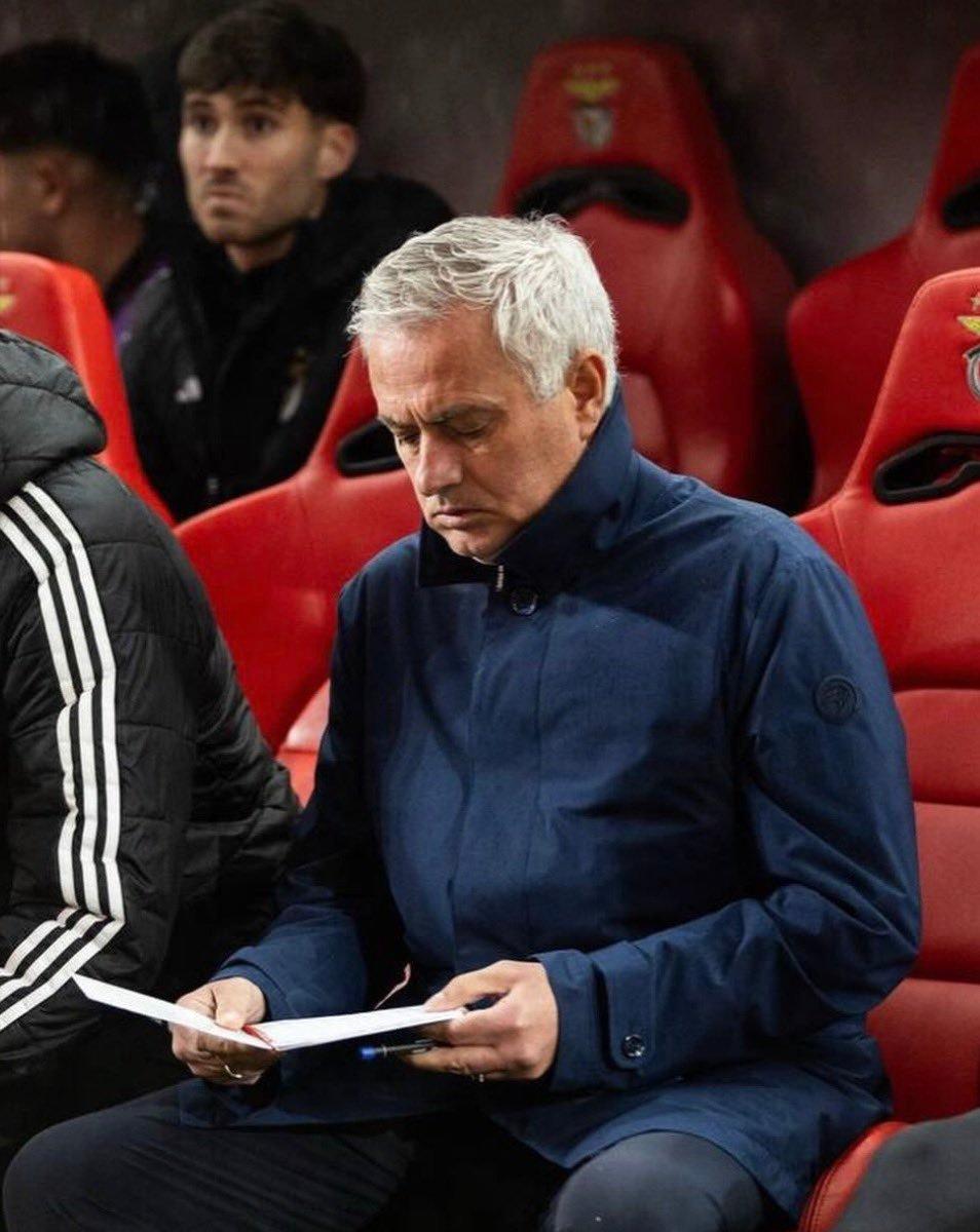 【穆帅笔记】穆里尼奥没中卫和节拍器了，伤病潮来的太突然，四名球员同时有恙。我估计