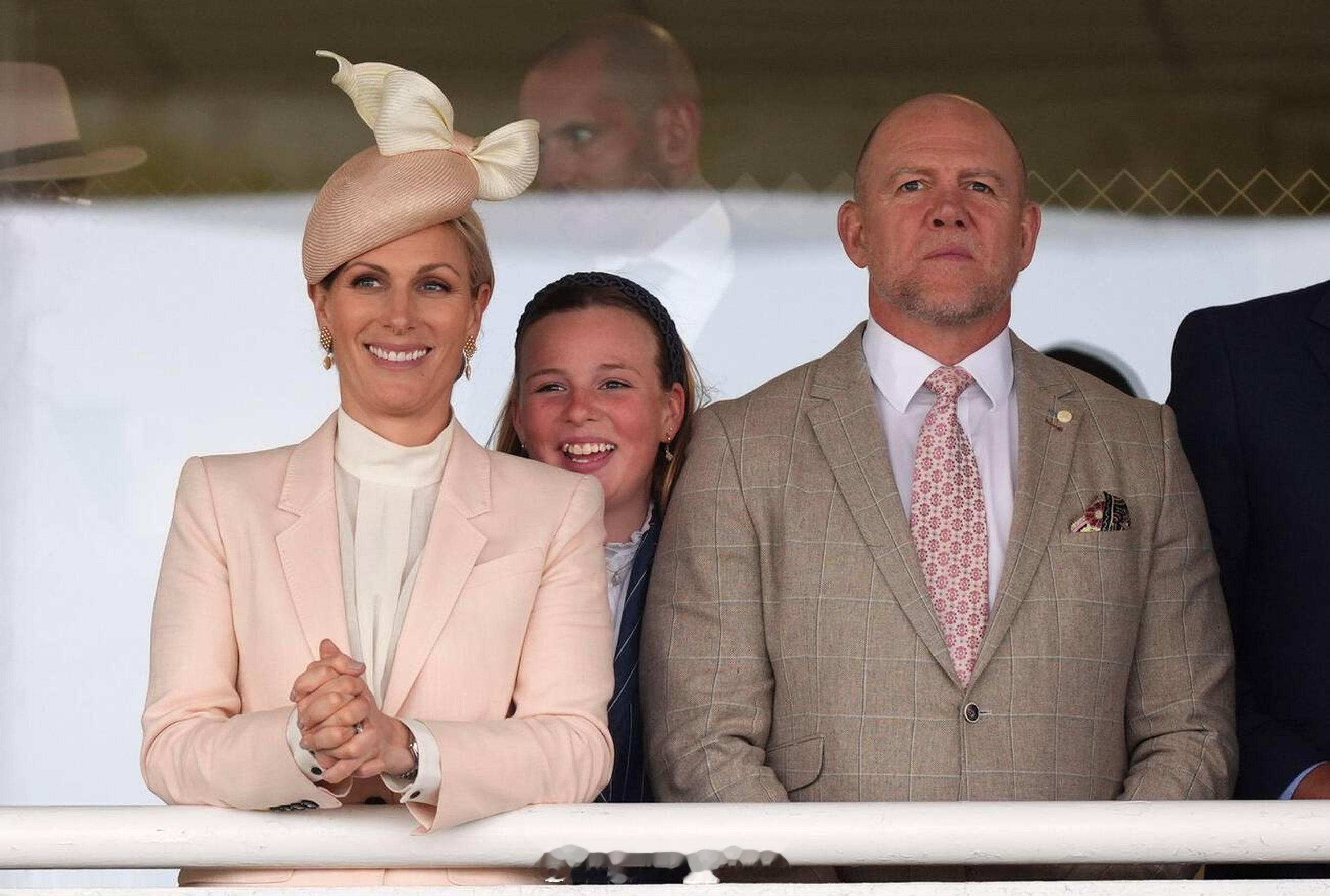 英国王室2026年4月10日，扎拉廷德尔和迈克廷德尔与他们的大女儿MiaT