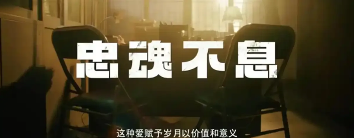 继续追剧《扫毒风暴》。原来左小青饰演的发廊老板娘王菊花，是宛北云司令(许绍雄