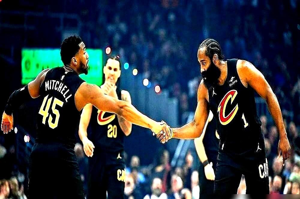 刚拿1.3亿大合同，关键时刻就被换下！骑士队的中锋贾勒特·阿伦，这合同签得是