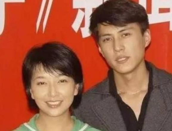 2006年，30岁的靳东喜欢上了39岁的江珊。江珊委婉拒绝说：“小东啊，姐比你大