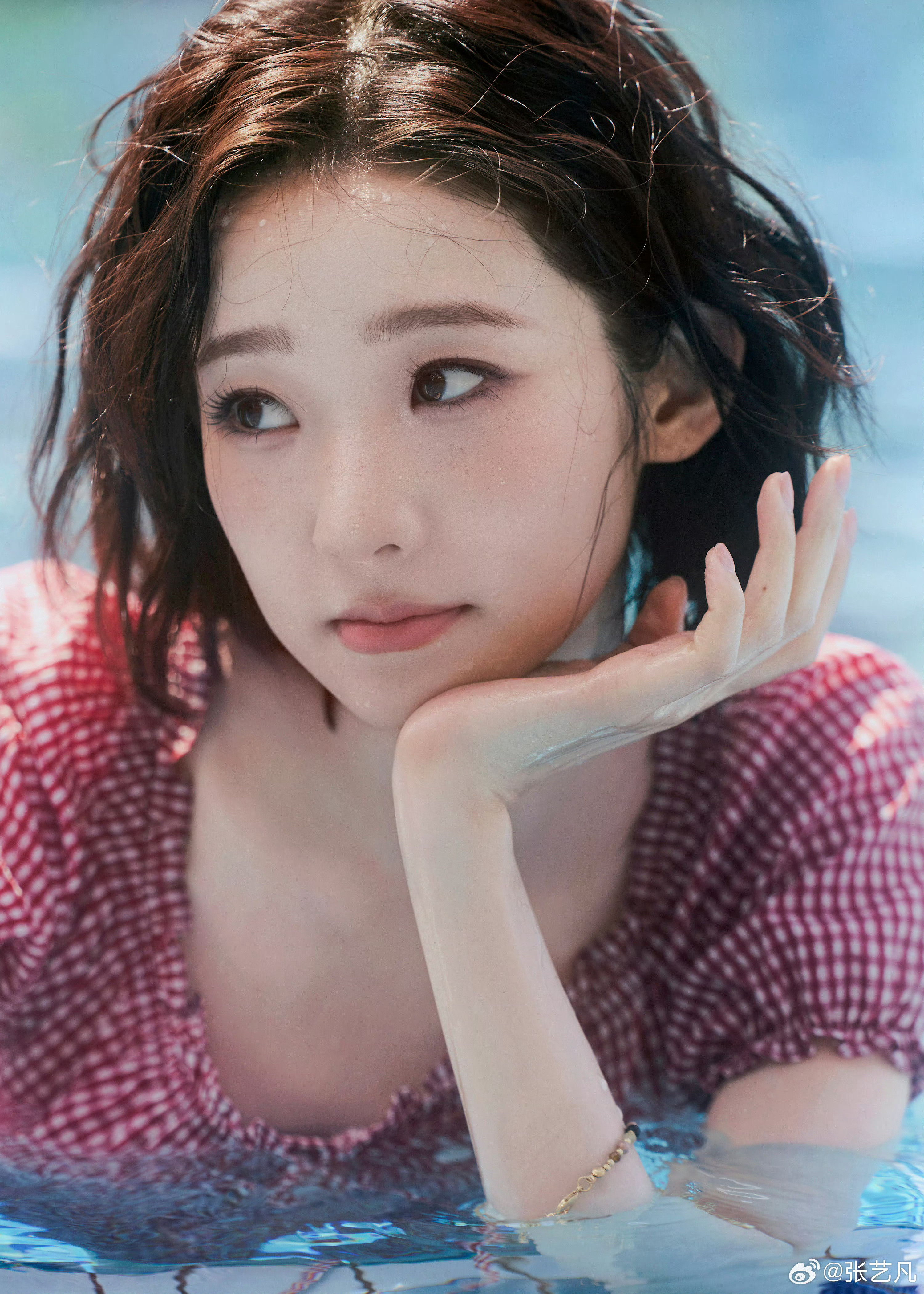 张艺凡夏日泳池写真🌊​​​