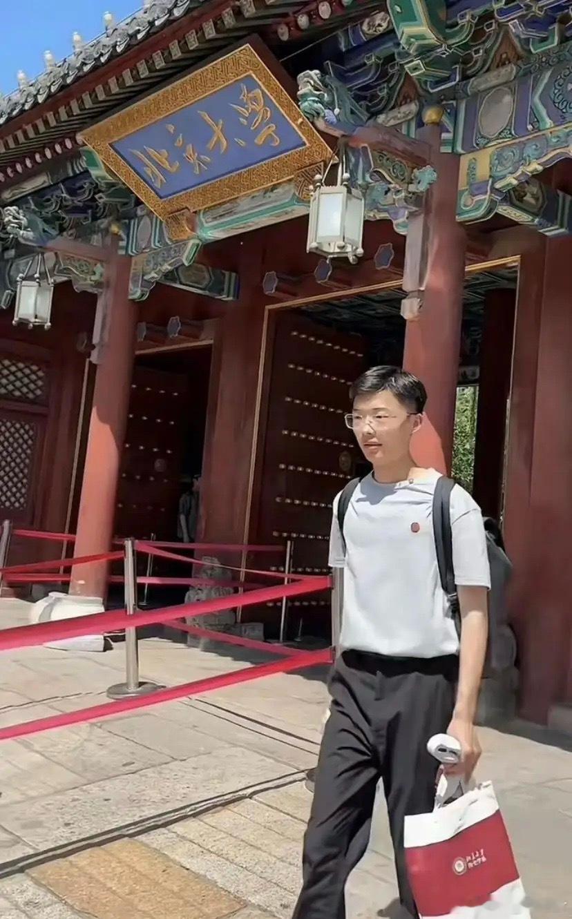 红极一时的千万粉丝如梦一场，郭有才解散30人团队，关闭深圳直播间，流量的泡沫，火