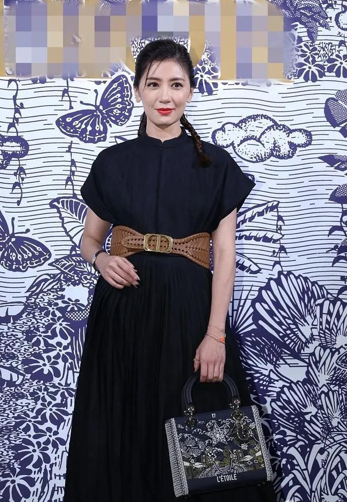 贾静雯黑色束腰裙造型太惊艳！贾静雯这身黑色束腰长裙造型真的气场拉满了✨简