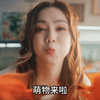哈哈哈哈哈之前邓紫棋参加歌手的时候，就被很多人说很像金鱼嘴，现在直接跟金鱼一起同